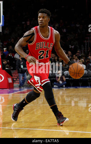 Philadelphie, Pennsylvanie, États-Unis. Nov 7, 2014. Chicago Bulls guard Jimmy Butler (21) en action au cours de la NBA match entre les Chicago Bulls et les Philadelphia 76ers au Wells Fargo Center de Philadelphie, Pennsylvanie. Les Chicago Bulls a gagné 118-115. Credit : Cal Sport Media/Alamy Live News Banque D'Images