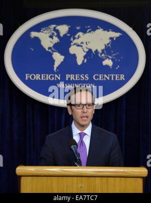 Washington, DC, USA. Nov 7, 2014. Evan Medeiros, Assistant spécial du Président des Etats-Unis et du Conseil de sécurité nationale Directeur principal pour l'Asie, prend la parole à la Foreign Press Center à Washington, DC, États-Unis, le 7 novembre 2014. Le prochain sommet entre les présidents américains et chinois à Pékin est l'occasion pour eux d'avoir des discussions de fond sur un éventail de questions avec de nouveaux domaines de consensus devrait encore les relations bilatérales, le haut de la Maison Blanche sur les affaires asiatiques a dit vendredi. © Yin Bogu/Xinhua/Alamy Live News Banque D'Images