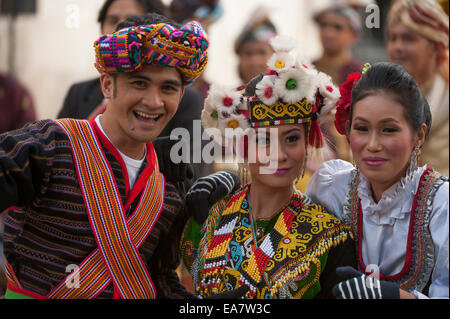 Ville de London, UK. 8 novembre, 2014. La Malaisie année de festivités 2015, tourisme en Malaisie et costumes colorés flotter. Credit : Malcolm Park editorial/Alamy Live News Banque D'Images