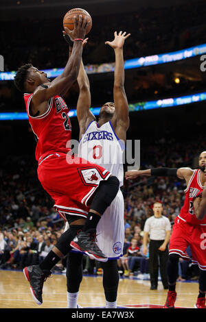 Philadelphie, Pennsylvanie, États-Unis. Nov 7, 2014. Chicago Bulls guard Jimmy Butler (21) monte pour le coup avec les Philadelphia 76ers en avant Brandon Davies (0), à la défense au cours de la NBA match entre les Chicago Bulls et les Philadelphia 76ers au Wells Fargo Center de Philadelphie, Pennsylvanie. Les Chicago Bulls a gagné 118-115. Credit : Cal Sport Media/Alamy Live News Banque D'Images