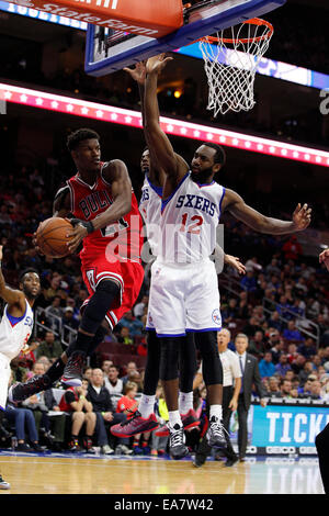 Philadelphie, Pennsylvanie, États-Unis. Nov 7, 2014. Chicago Bulls guard Jimmy Butler (21) en action avec les Philadelphia 76ers en avant Luc Richard Mbah a Moute (12), à la défense du panier pendant la NBA match entre les Chicago Bulls et les Philadelphia 76ers au Wells Fargo Center de Philadelphie, Pennsylvanie. Les Chicago Bulls a gagné 118-115. Credit : Cal Sport Media/Alamy Live News Banque D'Images