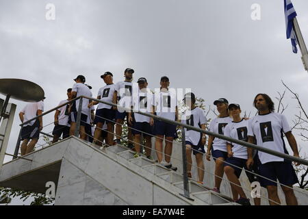 Athènes, Grèce. 8e novembre 2014. Les porteurs s'aligner sur les marches qui mènent jusqu'à la flamme de Marathon. La flamme de la 32e Marathon Marathon d'Athènes a été allumé dans le lieu de départ du Marathon à Marathon. La flamme brûlera pour l'ensemble de la week-end marathon. Un nombre record de 13 000 coureurs de marathon est inscrit pour la course de cette année. Crédit : Michael Debets/Alamy Live News Banque D'Images