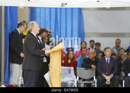 Athènes, Grèce. 8e novembre 2014. Sous-ministre des Sports grec Yiannis Adriannos aborde la cérémonie d'ouverture de la 32e Marathon d'Athènes. La flamme de la 32e Marathon Marathon d'Athènes a été allumé dans le lieu de départ du Marathon à Marathon. La flamme brûlera pour l'ensemble de la week-end marathon. Un nombre record de 13 000 coureurs de marathon est inscrit pour la course de cette année. Crédit : Michael Debets/Alamy Live News Banque D'Images