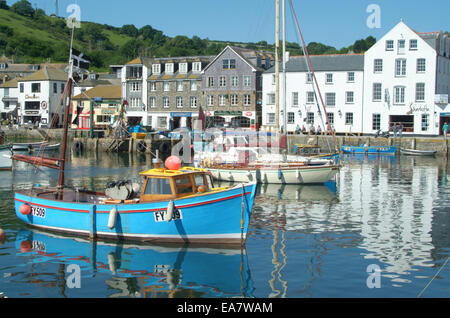 Mevagissey Harbour à marée haute sur un matin d'été ensoleillé calme Restormel Mid Cornwall South West England UK Banque D'Images