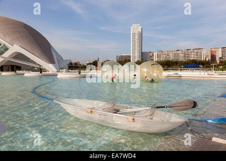 Enfants jouant à l'intérieur de boules transparentes géant flottant flottant sur le lac dans la Ciudad de las Artes y las Ciencias, Valenci Banque D'Images