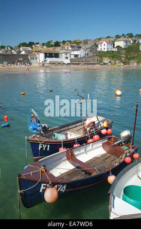 Petits bateaux de pêche amarré à quai à Gorran Haven Harbour à marée haute sur un matin d'été ensoleillé Restormel Milieu Corn Banque D'Images