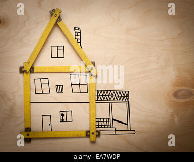 House concept avec compteur jaune sur fond de bois Banque D'Images