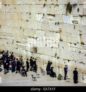 Juifs en prière au Mur Occidental à Jérusalem Israël Banque D'Images