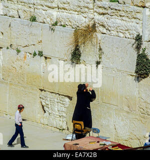 Juif priant et jeune garçon au mur occidental à Jérusalem Israël Banque D'Images