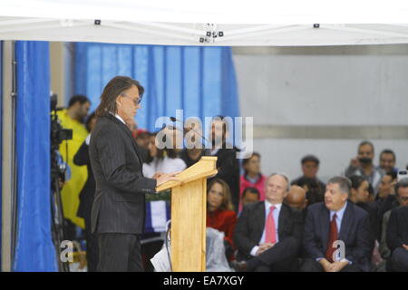 Athènes, Grèce. 8e novembre 2014. Le maire de Marathon, Ilias Psinakis, adresses de la cérémonie d'ouverture de la 32e Marathon d'Athènes. La flamme de la 32e Marathon Marathon d'Athènes a été allumé dans le lieu de départ du Marathon à Marathon. La flamme brûlera pour l'ensemble de la week-end marathon. Un nombre record de 13 000 coureurs de marathon est inscrit pour la course de cette année. Crédit : Michael Debets/Alamy Live News Banque D'Images