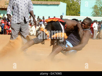 Omdurman, au Soudan. Nov 8, 2014. Les hommes se débattre au cours de la Nubie harvest festival annuel d'Omdurman, au Soudan, le 8 novembre 2014. Nubiens se sont réunis pour célébrer le festival de la récolte annuelle d'Omdurman le samedi. Le nubien est un groupe ethnique originaire du nord du Soudan et le Sud de l'Egypte. Credit : Mohammed Babiker/Xinhua/Alamy Live News Banque D'Images