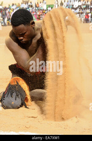 Omdurman, au Soudan. Nov 8, 2014. Un homme nubien se prépare à attaquer la concurrence pendant la récolte annuelle festival à Omdurman, au Soudan, le 8 novembre 2014. Nubiens se sont réunis pour célébrer le festival de la récolte annuelle d'Omdurman le samedi. Le nubien est un groupe ethnique originaire du nord du Soudan et le Sud de l'Egypte. Credit : Mohammed Babiker/Xinhua/Alamy Live News Banque D'Images