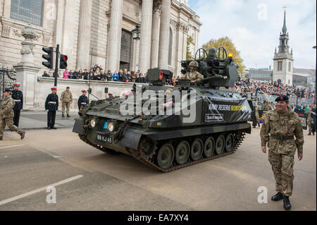 Ville de London, UK. 8 novembre, 2014. 106 Yeomanry Regiment Royal Artillery véhicule blindé passant la cathédrale St Paul. Credit : Malcolm Park editorial/Alamy Live News Banque D'Images