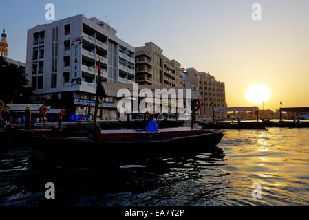 L'Abra traditionnel bateau dans la Crique de Dubaï, Dubaï, Émirats Arabes Unis Banque D'Images
