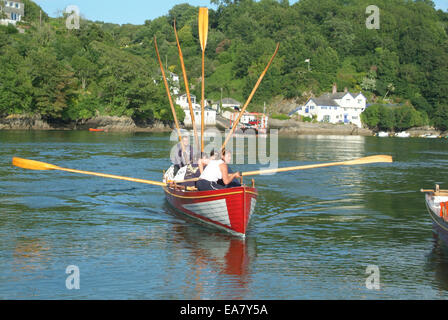 Concert en action sur la rivière Fowey en face de l'atterrissage à Bodinnick Restormel Fowey Cornwall au milieu du sud-ouest de l'Angleterre UK Banque D'Images