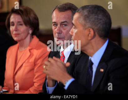 Washington, DC, aux Etats-Unis. Nov 7, 2014. Le président des États-Unis Barack Obama rencontre les dirigeants du Congrès bipartisian dans l'ancienne salle à manger de la famille de la Maison Blanche à Washington, DC le vendredi 7 novembre 2014. De gauche à droite : le chef de la minorité de la Chambre des représentants Nancy Pelosi (démocrate de Californie), le président de la Chambre John Boehner (républicain de l'Ohio), et le président Obama. Dpa : Crédit photo alliance/Alamy Live News Banque D'Images