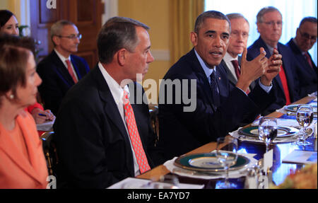Washington, DC, aux Etats-Unis. Nov 7, 2014. Le président des États-Unis Barack Obama rencontre les dirigeants du Congrès bipartisian dans l'ancienne salle à manger de la famille de la Maison Blanche à Washington, DC le vendredi 7 novembre 2014. De gauche à droite : le chef de la minorité de la Chambre des représentants Nancy Pelosi (démocrate de Californie), le président de la Chambre John Boehner (républicain de l'Ohio), le président Obama, les États-Unis le chef de la majorité au Sénat Harry Reid (démocrate du Nevada) Crédit photo : dpa alliance/Alamy Live News Banque D'Images