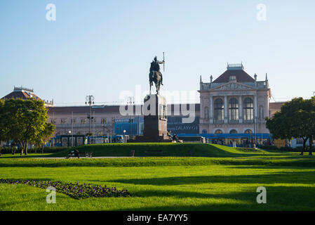 Roi Tomislav Square et statue avec la gare principale en arrière-plan, Zagreb, Croatie Banque D'Images