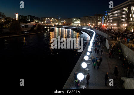 Berlin, Allemagne. 05Th Nov, 2014. Les lanternes dans le ballon quartier du gouvernement à Berlin, Allemagne, 08 novembre 2014. Les lanternes font partie de la frontière des Lumières 2014" pour commémorer le 25e anniversaire de la chute du Mur de Berlin le 09 novembre 2014. Photo : KAY NIETFELD/dpa/Alamy Live News Banque D'Images