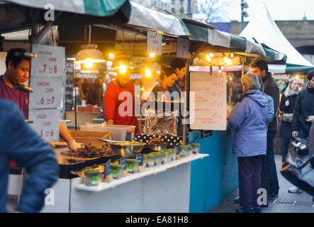 Southbank, Londres, Royaume-Uni. 8Th Nov 2014. Les gens profiter de leur week-end à la Real Food Market in Southbank. Le marché a lieu tous les week-end et afficher une variété de l'alimentation provenant du monde entier : Crédit Giulia Fiori/Alamy Live News Banque D'Images