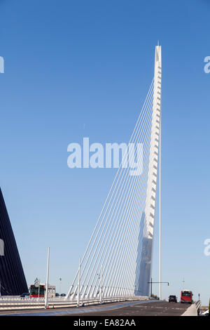 Le pont de grau pont suspendu de la ville des arts et des sciences, Valence, Espagne. Banque D'Images