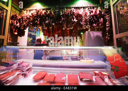 Kavala, Grèce - mars 1, 2014 : Plat saucisses sont suspendus au plafond d'une boucherie au centre ville de Kavala, Grèce. Banque D'Images