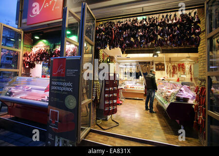 Kavala, Grèce - mars 1, 2014 : Plat saucisses sont suspendus au plafond d'une boucherie au centre ville de Kavala, Grèce. Banque D'Images