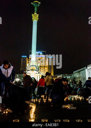 Kiev, Ukraine. Nov 8, 2014. À Kiev, des centaines de personnes se sont réunies à la place de l'indépendance, bordée de trident allumé des bougies. Ensemble, ils ont chanté l'hymne national de l'Ukraine, à la mémoire de ces combattants tués. Cette action aujourd'hui, le 8 novembre 2014, a eu lieu dans de nombreuses villes de l'Ukraine. Dans tout le pays, les gens éclairés de grandes bougies disposées en carrés de l'emblème de l'Ukraine comme un symbole de solidarité avec les morts et les combats des soldats et comme un symbole de l'Ukrainien chaud cœur. Crédit : Igor Golovnov/Alamy Live News Banque D'Images