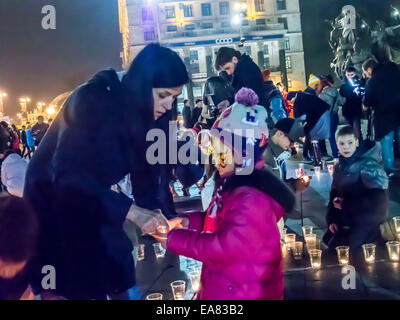 Kiev, Ukraine. Nov 8, 2014. À Kiev, des centaines de personnes se sont réunies à la place de l'indépendance, bordée de trident allumé des bougies. Ensemble, ils ont chanté l'hymne national de l'Ukraine, à la mémoire de ces combattants tués. Cette action aujourd'hui, le 8 novembre 2014, a eu lieu dans de nombreuses villes de l'Ukraine. Dans tout le pays, les gens éclairés de grandes bougies disposées en carrés de l'emblème de l'Ukraine comme un symbole de solidarité avec les morts et les combats des soldats et comme un symbole de l'Ukrainien chaud cœur. Crédit : Igor Golovnov/Alamy Live News Banque D'Images