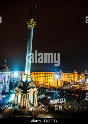 Kiev, Ukraine. Nov 8, 2014. À Kiev, des centaines de personnes se sont réunies à la place de l'indépendance, bordée de trident allumé des bougies. Ensemble, ils ont chanté l'hymne national de l'Ukraine, à la mémoire de ces combattants tués. Cette action aujourd'hui, le 8 novembre 2014, a eu lieu dans de nombreuses villes de l'Ukraine. Dans tout le pays, les gens éclairés de grandes bougies disposées en carrés de l'emblème de l'Ukraine comme un symbole de solidarité avec les morts et les combats des soldats et comme un symbole de l'Ukrainien chaud cœur. Crédit : Igor Golovnov/Alamy Live News Banque D'Images