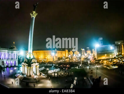 Kiev, Ukraine. Nov 8, 2014. À Kiev, des centaines de personnes se sont réunies à la place de l'indépendance, bordée de trident allumé des bougies. Ensemble, ils ont chanté l'hymne national de l'Ukraine, à la mémoire de ces combattants tués. Cette action aujourd'hui, le 8 novembre 2014, a eu lieu dans de nombreuses villes de l'Ukraine. Dans tout le pays, les gens éclairés de grandes bougies disposées en carrés de l'emblème de l'Ukraine comme un symbole de solidarité avec les morts et les combats des soldats et comme un symbole de l'Ukrainien chaud cœur. Crédit : Igor Golovnov/Alamy Live News Banque D'Images