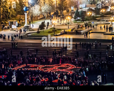 Kiev, Ukraine. Nov 8, 2014. À Kiev, des centaines de personnes se sont réunies à la place de l'indépendance, bordée de trident allumé des bougies. Ensemble, ils ont chanté l'hymne national de l'Ukraine, à la mémoire de ces combattants tués. Cette action aujourd'hui, le 8 novembre 2014, a eu lieu dans de nombreuses villes de l'Ukraine. Dans tout le pays, les gens éclairés de grandes bougies disposées en carrés de l'emblème de l'Ukraine comme un symbole de solidarité avec les morts et les combats des soldats et comme un symbole de l'Ukrainien chaud cœur. Crédit : Igor Golovnov/Alamy Live News Banque D'Images