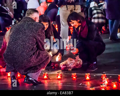 Kiev, Ukraine. Nov 8, 2014. À Kiev, des centaines de personnes se sont réunies à la place de l'indépendance, bordée de trident allumé des bougies. Ensemble, ils ont chanté l'hymne national de l'Ukraine, à la mémoire de ces combattants tués. Cette action aujourd'hui, le 8 novembre 2014, a eu lieu dans de nombreuses villes de l'Ukraine. Dans tout le pays, les gens éclairés de grandes bougies disposées en carrés de l'emblème de l'Ukraine comme un symbole de solidarité avec les morts et les combats des soldats et comme un symbole de l'Ukrainien chaud cœur. Crédit : Igor Golovnov/Alamy Live News Banque D'Images