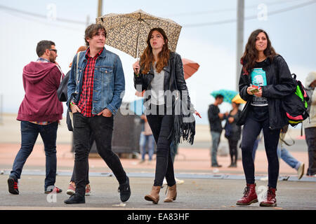 Barcelone - le 28 mai : Les gens avec des parasols, sous la pluie par Heineken Primavera Sound Festival 2014 (PS14). Banque D'Images