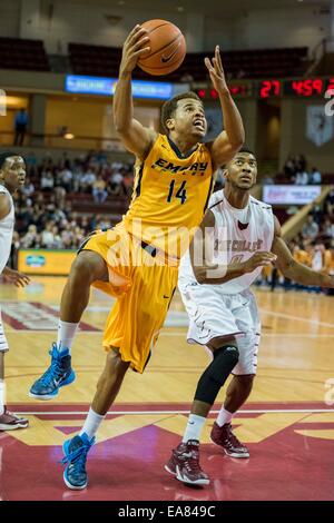 Charleston, SC, USA. Nov 8, 2014. L'Emory G Jonathan Terry (14) au cours de la jeu de basket-ball de NCAA entre Emory University et le Collège de Charleston à TD Arena le 8 novembre 2014 à Charleston, en Caroline du Sud.College of Charleston bat l'Emory 78-68. Credit : Cal Sport Media/Alamy Live News Banque D'Images