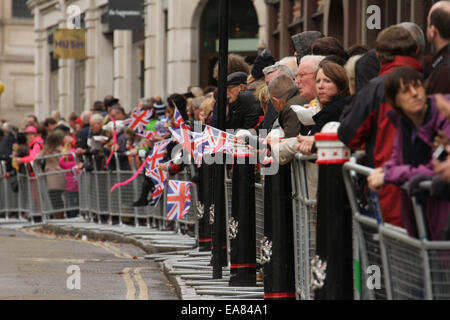 ​London, UK. Nov 8, 2014. Des milliers de Londoniens alignés dans les rues de la ville pour regarder la cérémonie de pomp & le Seigneur Maire's parade. L'événement a été de façon continue tout au London's 799 ans history​. Le maire's Show remonte à 1215, lorsque le roi Jean d'accorder une charte pour permettre aux citoyens de London pour élire leur propre maire. Crédit : david mbiyu/Alamy Live News Banque D'Images