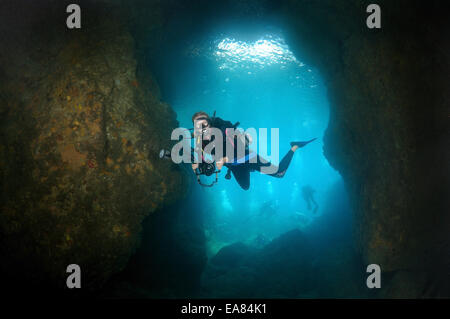 Plongeur avec photocamera à dans la grotte. La mer de Bohol, Philippines, Asie du sud-est Banque D'Images