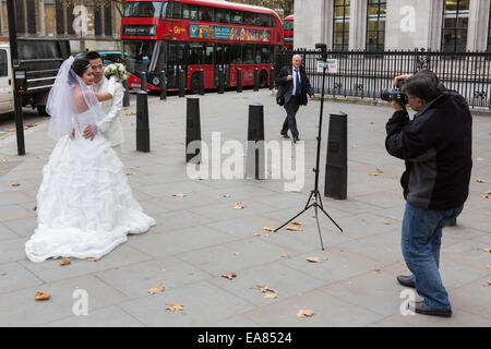 Un couple chinois ont les photographies de mariage prises à l'extérieur de l'abbaye de Westminster à Londres, Angleterre, RU Banque D'Images