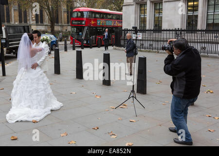 Un couple chinois ont les photographies de mariage prises à l'extérieur de l'abbaye de Westminster à Londres, Angleterre, RU Banque D'Images