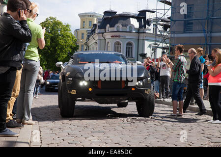 Tallinn, Estonie - 21 mai 2013 : 15e anniversaire Gumball 3000 (événement) custom car dans les rues de la vieille ville de Tallinn ; personnes Banque D'Images