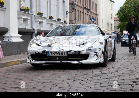 Tallinn, Estonie - 21 mai 2013 : 15e anniversaire Gumball 3000 (événement) les Ferrari supercar au remorquage des rues du vieux Banque D'Images