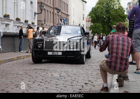Tallinn, Estonie - 21 mai 2013 : événement Gumball 3000 avec rouleaux Rolls Phantom Couple Voiture de luxe dans les rues de la vieille ville de Tal Banque D'Images