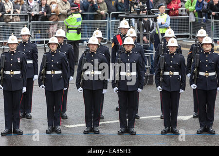 8 novembre 2014, Lord Mayor's Show, City of London, Londres, Royaume-Uni. Les membres de Sa Majesté Royal Marines attendre en ligne au début de la procession près de l'hôtel particulier. Le maire's Show est la plus ancienne procession civile dans le monde, elle célèbre le début d'un mandat d'un an pour le nouveau maire de la ville de Londres. Banque D'Images