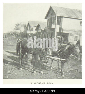Cette illustration de 1899 par Hitchcock représente Dawson, une figure importante de la ruée vers l'or du Klondike, aux côtés d'une équipe engagée dans les efforts d'extraction de l'or. L'œuvre d'art reflète l'esprit de cet événement historique de l'histoire nord-américaine. Banque D'Images