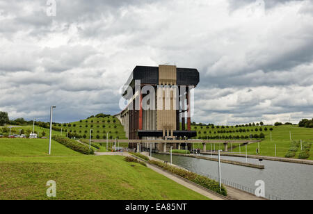 Ascenseur à bateaux de Strepy-Thieu sur le Canal du Centre en municipalité Le Roeulx, Wallonne, Belgique Banque D'Images