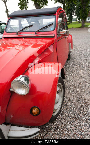 Avant d'un rouge 2 cv6 club Citroën. Une vue de face cette vieille voiture classique en rouge. Banque D'Images