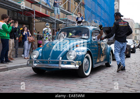 Tallinn, Estonie - 21 mai 2013 : VW Beetle classique (à partir de 50 ans) prend une partie de course Gumball 3000 ; des personnes à la rue sont tak Banque D'Images