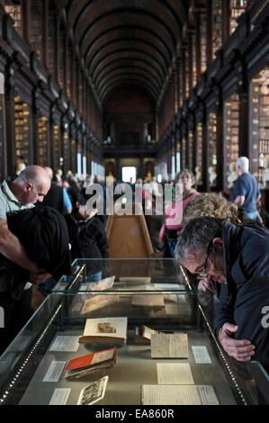 Les gens parcourant les expose à la bibliothèque de Trinity College, Dublin, Irlande Banque D'Images