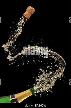 Bouteille de champagne avec le vol cork dans splash, isolé sur fond noir Banque D'Images