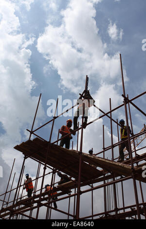 Les travailleurs sur un échafaudage sur un chantier de construction à Lagos Nigeria Banque D'Images